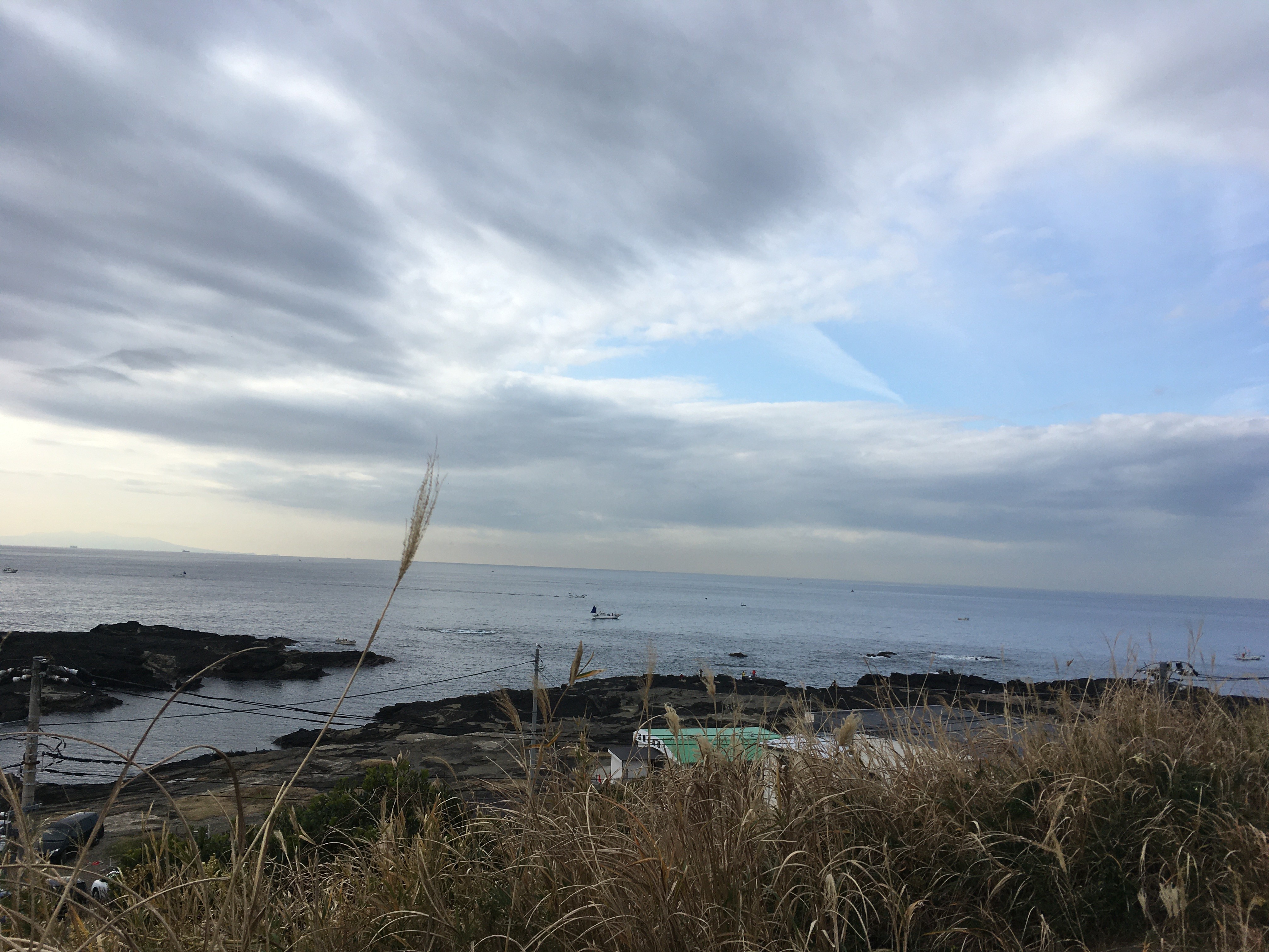 城ヶ島灯台（〒238-0237 神奈川県三浦市三崎町）から大島方面を望む